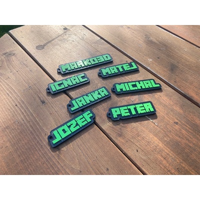 Prívesok na kľúče v štýle Minecraft s vlastným menom