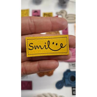 Koženkový štítok Smile Materiál/farba: LASER Čierno/zlatá