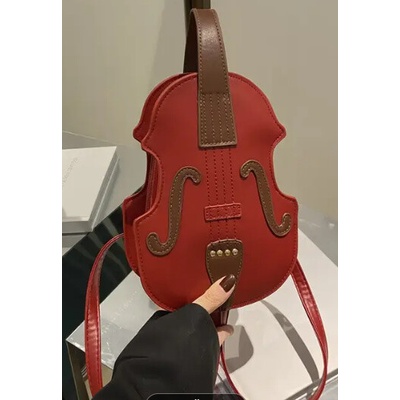 Červená dámska crossbody kabelka v tvare huslí