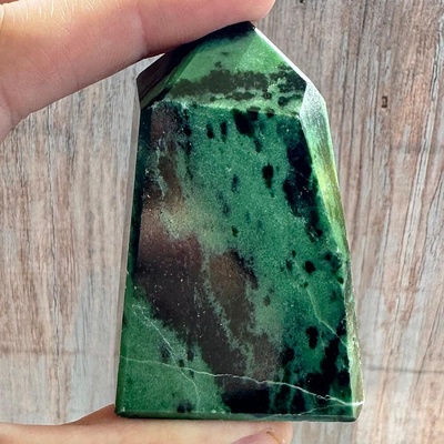 Nefertitis Rubín v zoisitu špice - obelisk 25 NF51036 - cca 4,8 x 7,9 cm, 179 g