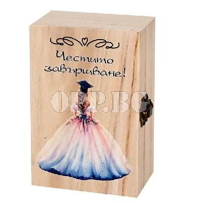 Кутия Честито завършване пълна с сапунени рози и папирус с послание