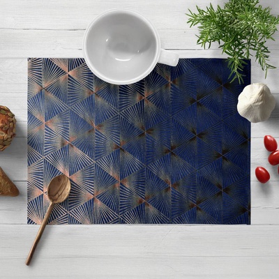 Biante Sametové prostírání Isabela IBL-011 Rose Gold trojúhelníky na královsky modrém 30x40 cm