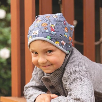 Bavlnená čiapka s lemom a potlačou ihriska šedá
