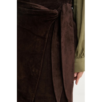 Never Fully Dressed Велурена пола Never Fully Dressed в кафяво среднодълга със стандартна кройка NFDSK724 (NFDSK724)