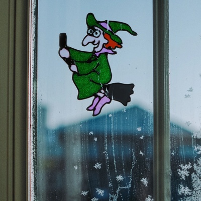 Halloweenska dekorácia na okno - farebná, trblietavá čarodejnica