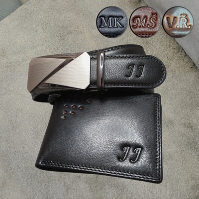 Pánský kožený set peněženka a pásek s ražbou monogramu