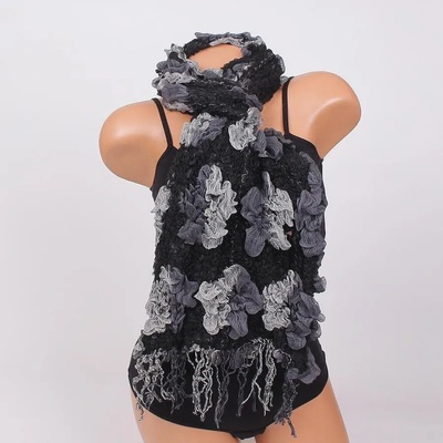 Ефектен шал в черно с цветя в тъмносиво и бяло