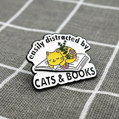 Pinarna Spící kočka na knížce Easily distracted by cats & books Snadno se nechám rozptýlit kočkami & knihami
