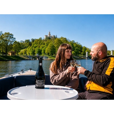 Romantická plavba lodí při západu slunce s lahví prosecca