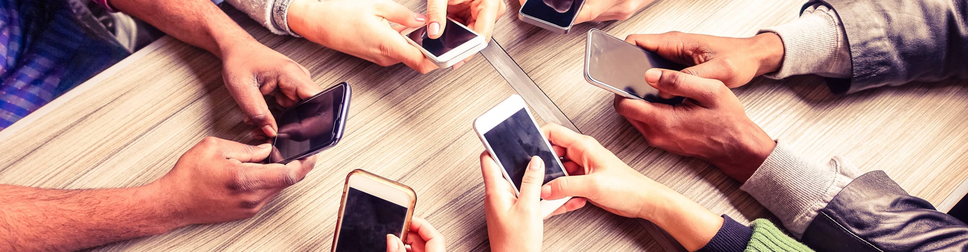 Mobilné telefóny v rukách spokojných užívateľov