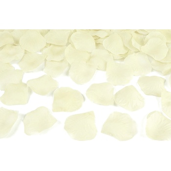 Okvetné lístky ruží krémové