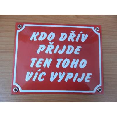 Smaltovaná cedule Kdo dřív přijde, ten toho víc vypije