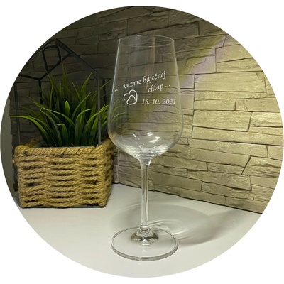 Dekorace skla Pískovaná svatební sklenice na víno “Vezme báječnej chlap” 340 ml