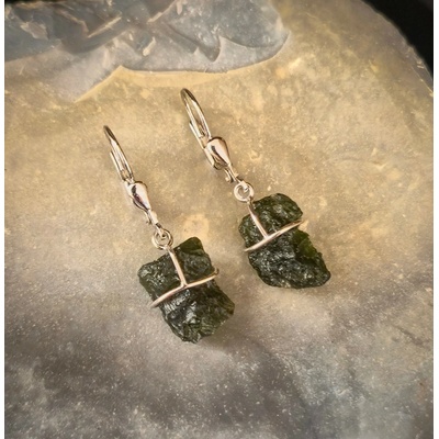 Vltavín Moldavite Stříbrné visací náušnice s nebroušenými vltavíny P36 0022