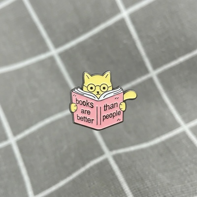 Pinarna Kočička, co si čte knihu "Books are better than people" "Knihy jsou lepší než lidé"