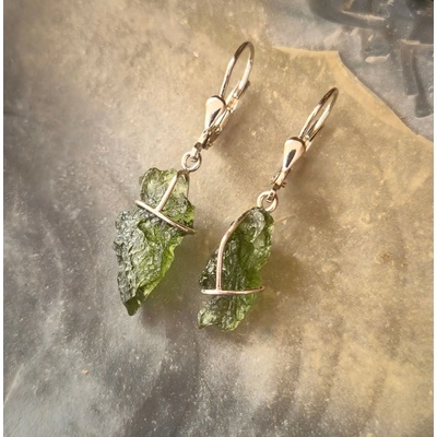 Vltavín Moldavite Stříbrné visací náušnice s nebroušenými vltavíny P36 0004