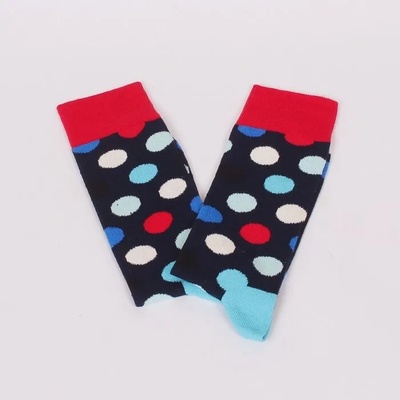 Мъжки памучни чорапи в черно, червено и синьо на точки