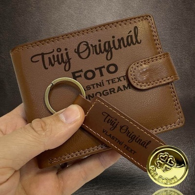 Světle hnědý kožený pánský set peněženka se zapínáním a klíčenka s gravírováním na míru foto vč. monogram u textu