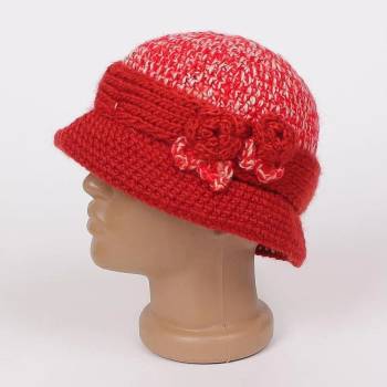 Зимна плетена шапка в червено и бяло с цветя