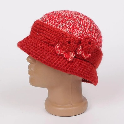 Зимна плетена шапка в червено и бяло с цветя