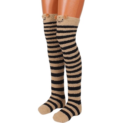 Дамски пухкави раирани чорапи в черно и кафяво