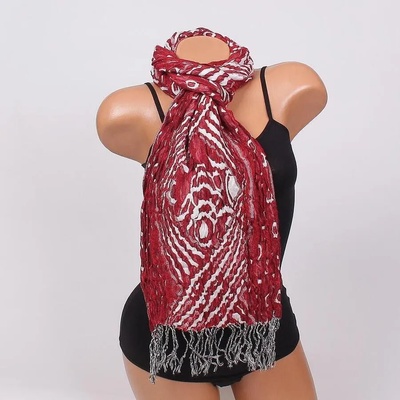 Шал в червено и бяло с красиви орнаменти и ресни
