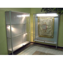 Expoint Nástenná vitrína s opierkami na vlajku alebo zástavu 150 x 180 x 25 cm