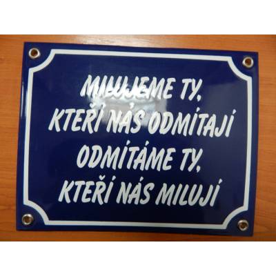 Smaltovaná cedule Milujeme ty, kteří nás odmítají a odmítáme ty, kteří nás milují