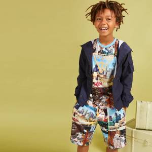 Guess Къси панталони за момче покрити с щампи на сгради Guess