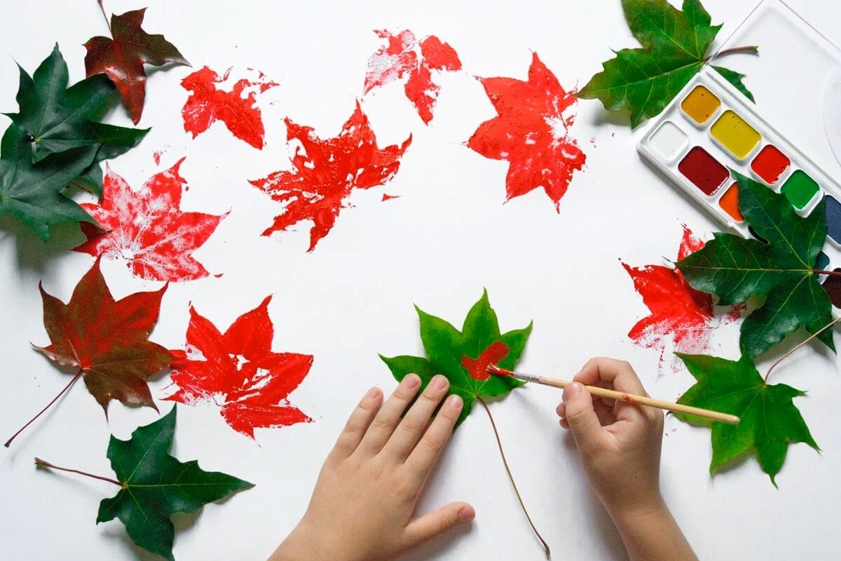 Amprente de frunze – o activitate creativă de toamnă pentru copii