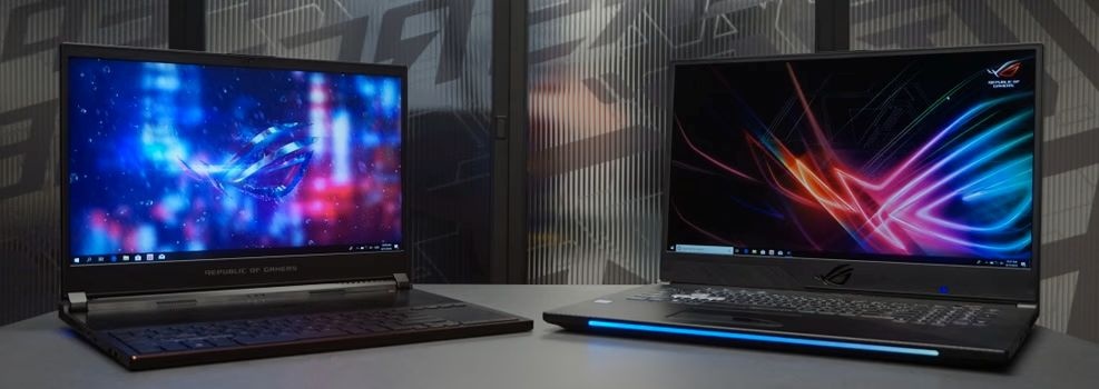 gamer laptopok elsötétített szobában