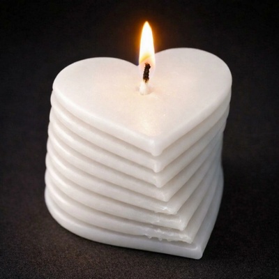 Svíčkománie3D Srdíčkový sloup bílá 65 g