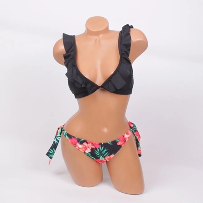 Бански в черен цвят с къдри и цветя - чашка В