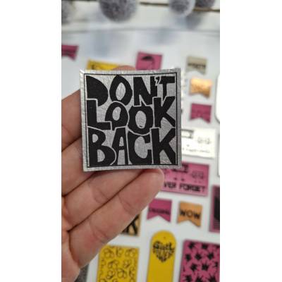 Koženkový štítok Don´t look back Materiál/farba: LASER tm.drevo/strieborná