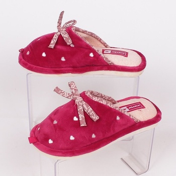 Домашни плюшени пантофи в червен цвят със сърца и панделка