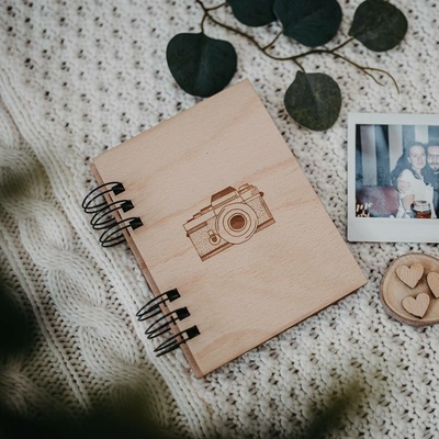 Dědova dílna Mini fotoalbum Aparát A6 na výšku Počet a barva papírů: Bílé - 15 listů