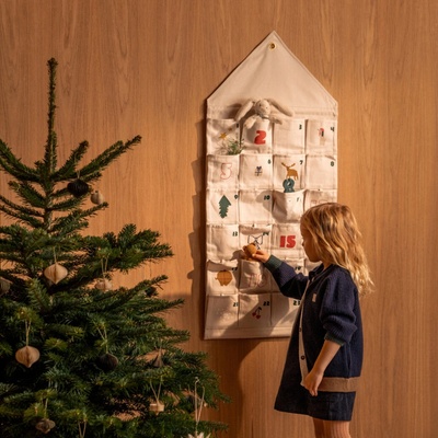 LIEWOOD Textilní adventní kalendář Babbo All Together Sandy béžová barva textil