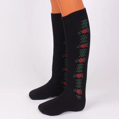 Памучни 3/4 чорапи в черен цвят с ефектни червени рози и орнаменти в зелено