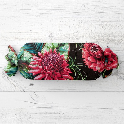 Biante Vankúš valec bonbon Sandra SA-566 Veľké tropické kvety a listy na čiernom 15x40