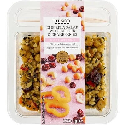 Tesco Šalát z vareného cícera s vareným bulgurom a sušenými kandizovanými brusnicami 220 g