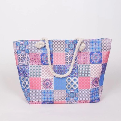 Плажна чанта в розово и синьо с флорални мотиви