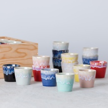 Costa Nova Šálky na Espresso "GRESPRESSO" MULTICOLOR DARČEKOVÉ BALENIE DREVENÝ BOX s vypáleným logom Costa Nova balenie obsahuje 40 x šálok 40 x 100 ml