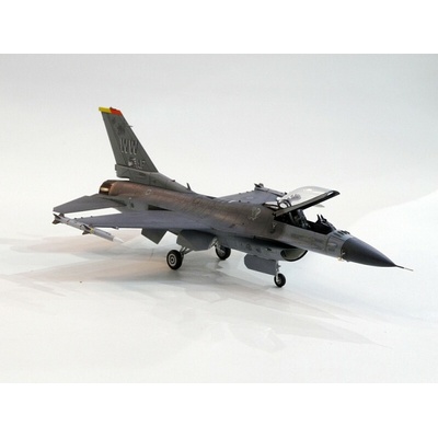 Tamiya Lockheed Martin F-16 CJ Block 50 Fighting Falcon 1:72