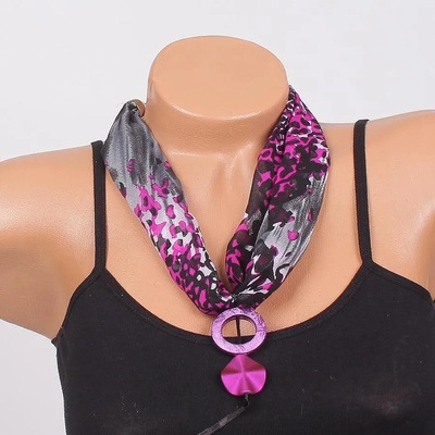 Фишу-колие с висулки и шарен десен в лилаво, черно и бяло