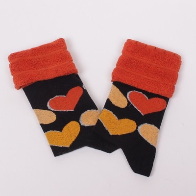 Дамски памучни чорапи в черно със сърца в жълто, бежово и оранжево