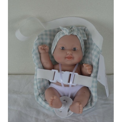 Marina & Pau Realistická holčička smějící se Maruška v kostičkované zeleno bílé autosedačce Cookie Baby 20 cm