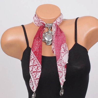 Нежно фишу в бяло с червени шарки и метално украшение