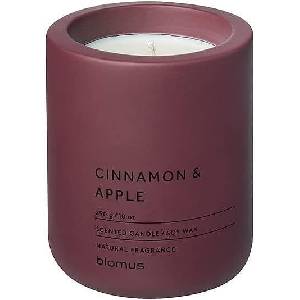 Blomus (Германия) Ароматна свещ BLOMUS FRAGA с аромат Cinnamon & Apple - Ø9 х 11 см - цвят бордо (BLOMUS 66453)