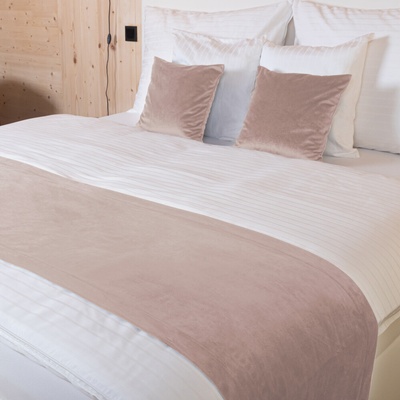 Biante Zamatový prehoz/behúň na posteľ Velvet Prémium SVP-043 Púdrovo ružový 60x220 cm