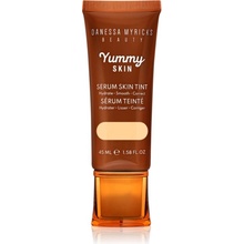 Danessa Myricks Beauty Yummy Skin Serum Skin Tint hydratační make-up s vyhlazujícím účinkem 1 45 ml